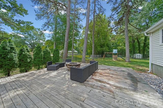600 Mcadenville Road, Lowell, NC 28098