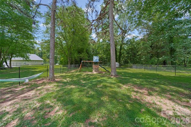600 Mcadenville Road, Lowell, NC 28098
