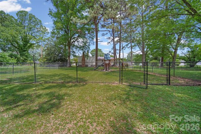 600 Mcadenville Road, Lowell, NC 28098