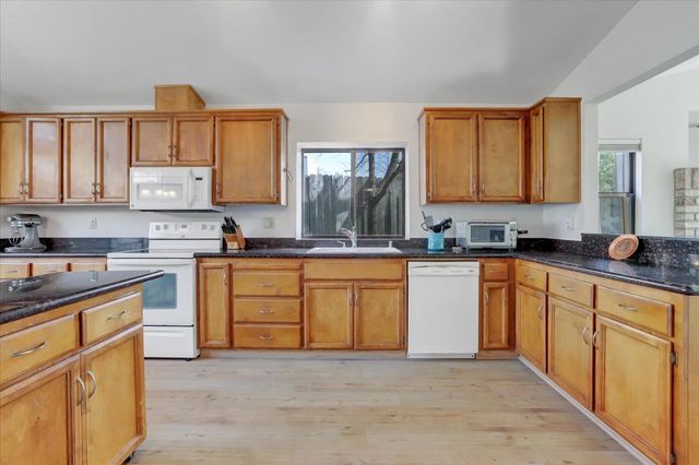 195 Cypress Hill Dr, Grass Valley, CA 95945