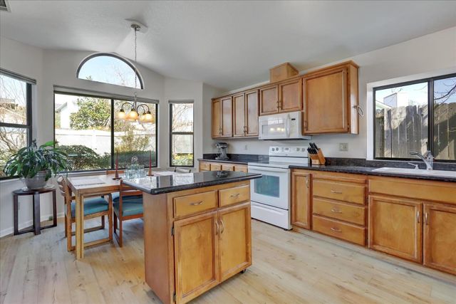 195 Cypress Hill Dr, Grass Valley, CA 95945