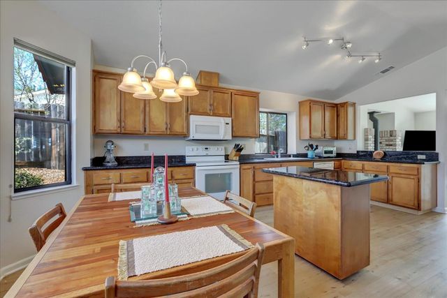 195 Cypress Hill Dr, Grass Valley, CA 95945