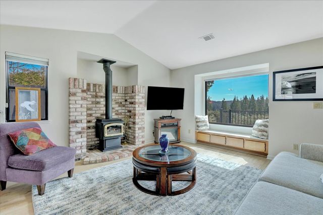 195 Cypress Hill Dr, Grass Valley, CA 95945