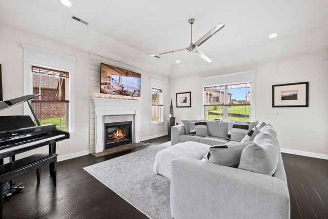 105 Grayson Ln, White House, TN 37188