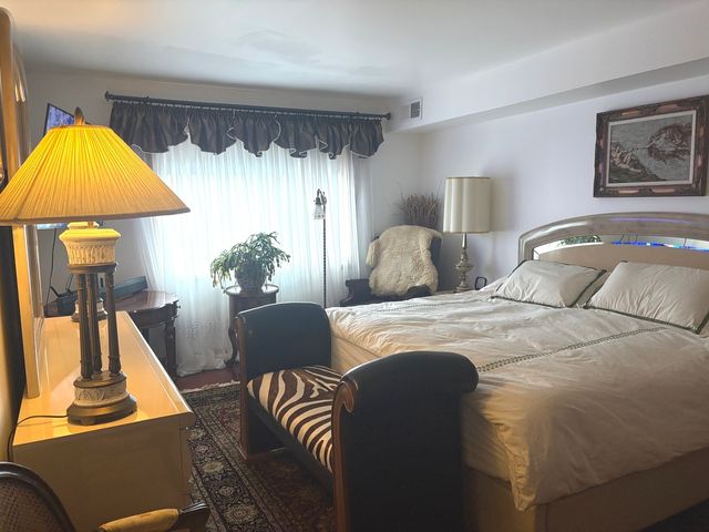 9529 Bronx Avenue 401, Skokie, IL 60077