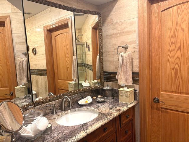 9529 Bronx Avenue 401, Skokie, IL 60077