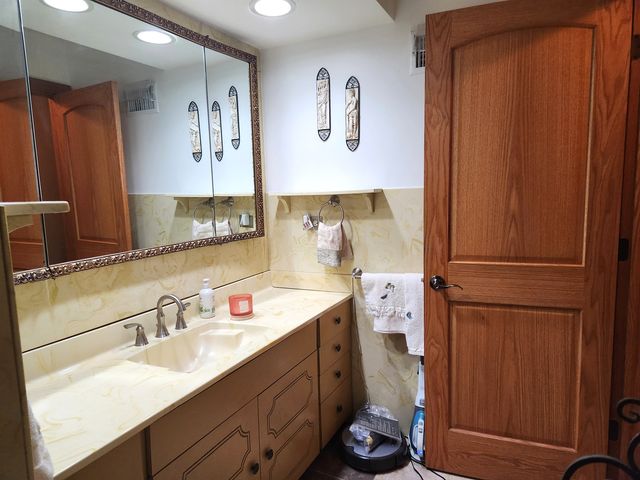 9529 Bronx Avenue 401, Skokie, IL 60077