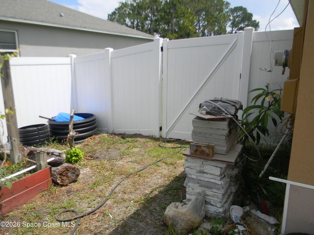 811 Avalon Street SE, Palm Bay, FL 32909