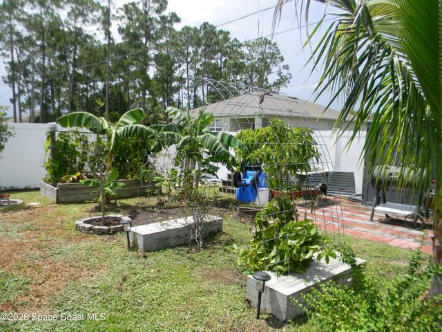 811 Avalon Street SE, Palm Bay, FL 32909