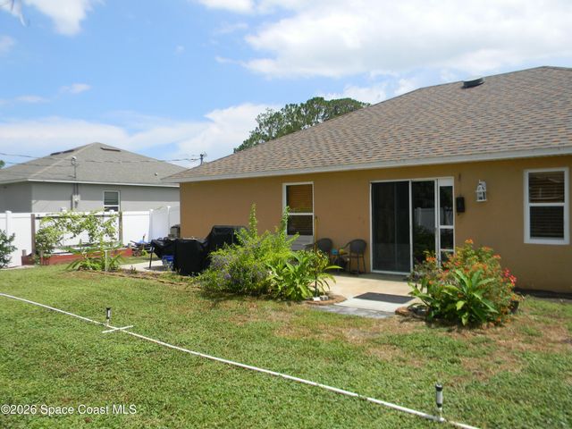 811 Avalon Street SE, Palm Bay, FL 32909