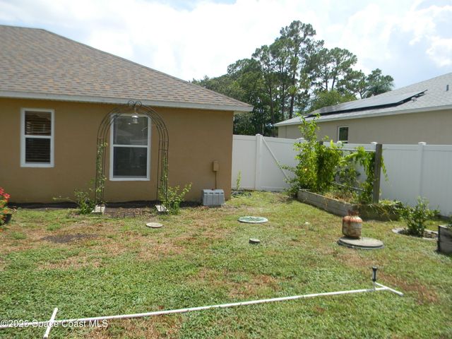 811 Avalon Street SE, Palm Bay, FL 32909