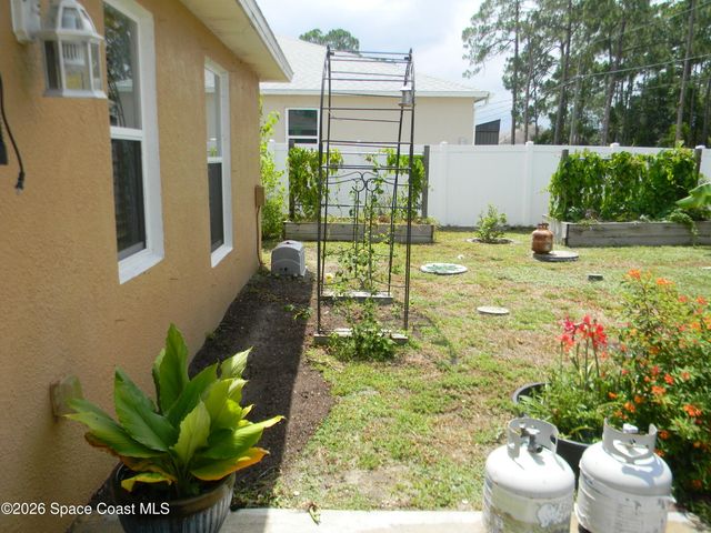 811 Avalon Street SE, Palm Bay, FL 32909