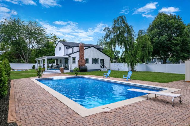 2 Polo Street, Dix Hills, NY 11746