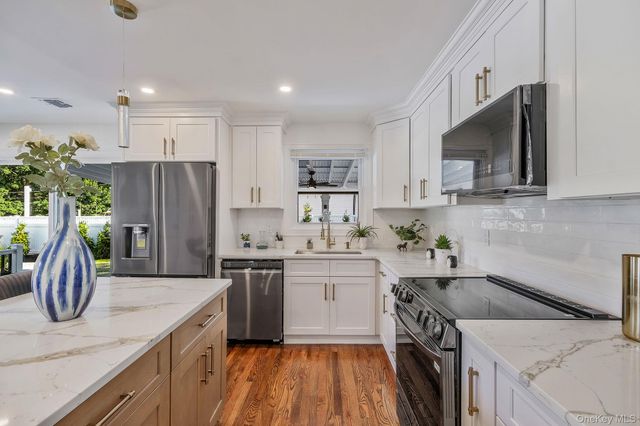 2 Polo Street, Dix Hills, NY 11746