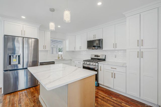 2 Polo Street, Dix Hills, NY 11746