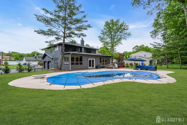 16 Woodmere Road, North Brunswick, NJ 08902