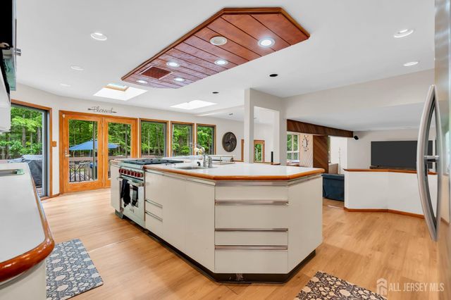16 Woodmere Road, North Brunswick, NJ 08902
