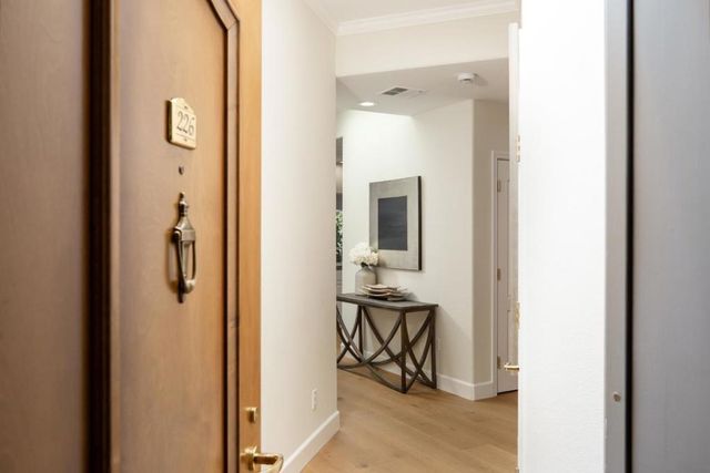 1 W Edith Avenue D226, Los Altos, CA 94022