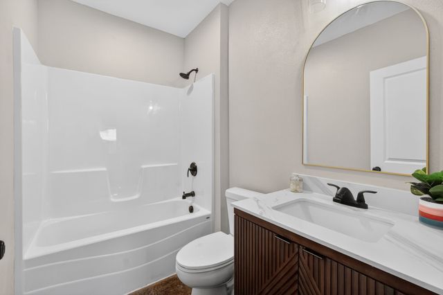 207 S East Avenue, Lacona, IA 50139