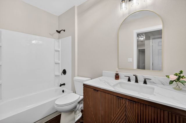 207 S East Avenue, Lacona, IA 50139