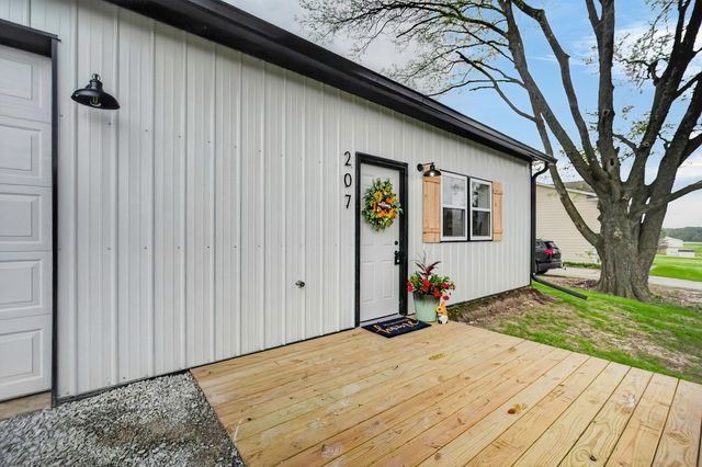 207 S East Avenue, Lacona, IA 50139