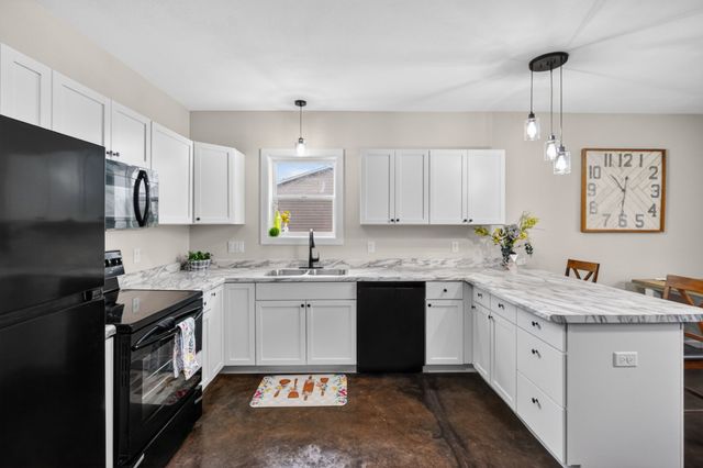 207 S East Avenue, Lacona, IA 50139