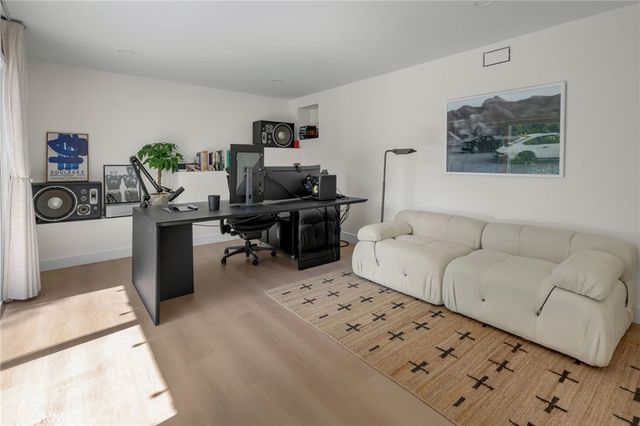 5215 Baza, Woodland Hills, CA 91364