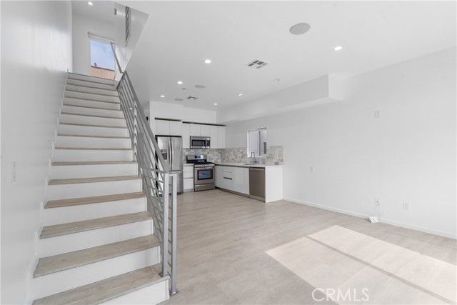 6009 Barton, Los Angeles, CA 90038