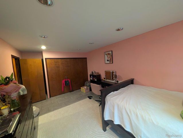 27072 Simone Street, Dearborn Heights, MI 48127