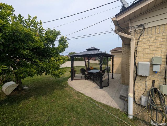 27072 Simone Street, Dearborn Heights, MI 48127