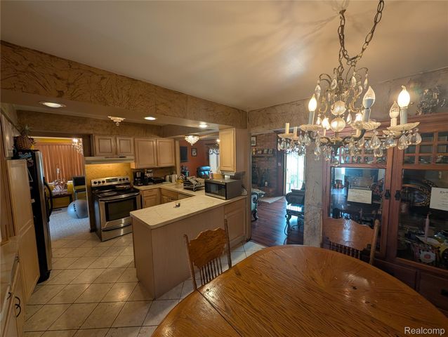 27072 Simone Street, Dearborn Heights, MI 48127