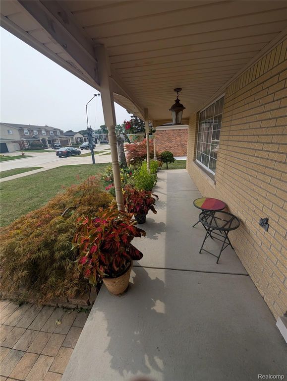 27072 Simone Street, Dearborn Heights, MI 48127
