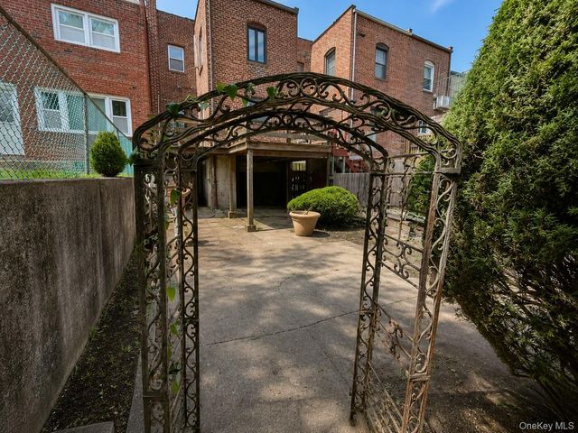 95-19 242nd Street, Floral Park, NY 11001