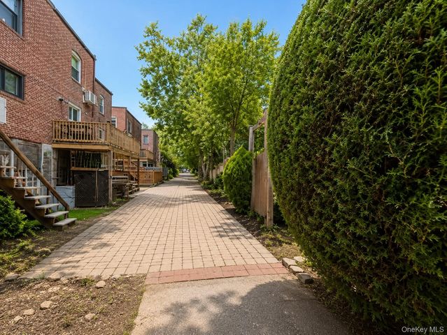 95-19 242nd Street, Floral Park, NY 11001