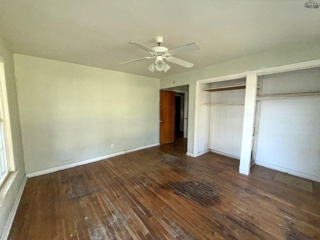 421 N WALL STREET, Iowa Park, TX 76367