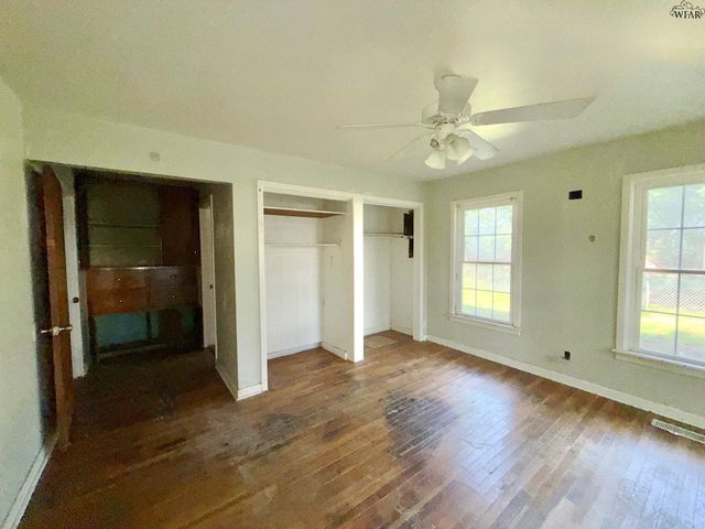421 N WALL STREET, Iowa Park, TX 76367