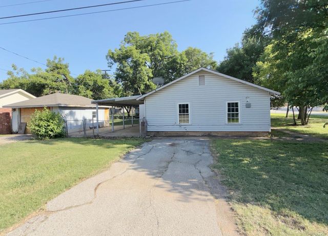 421 N WALL STREET, Iowa Park, TX 76367