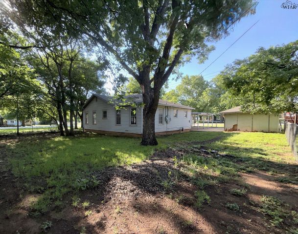 421 N WALL STREET, Iowa Park, TX 76367