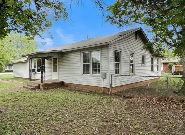 421 N WALL STREET, Iowa Park, TX 76367