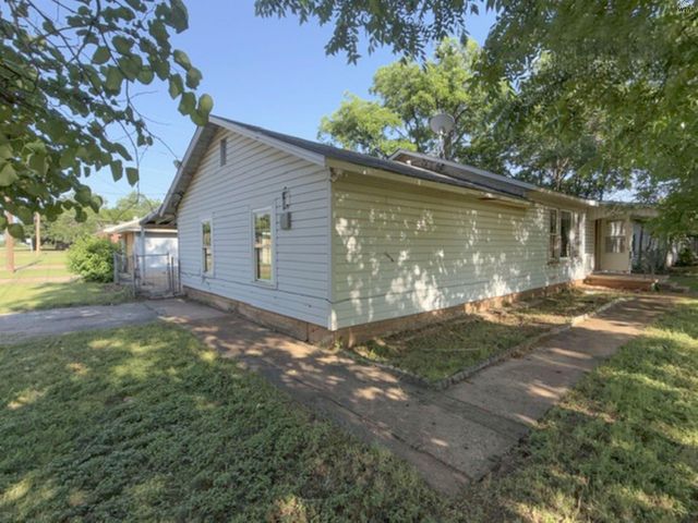 421 N WALL STREET, Iowa Park, TX 76367
