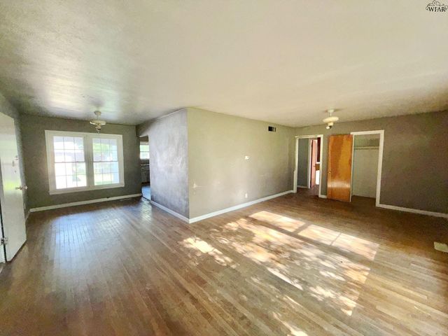 421 N WALL STREET, Iowa Park, TX 76367