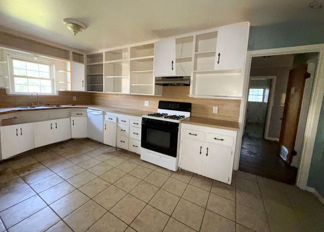 421 N WALL STREET, Iowa Park, TX 76367