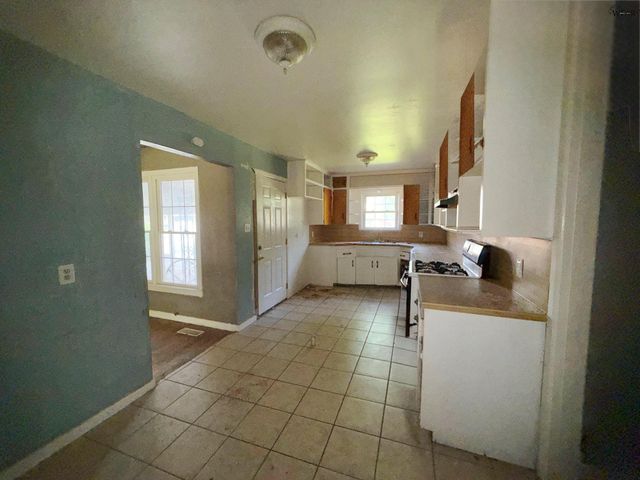 421 N WALL STREET, Iowa Park, TX 76367