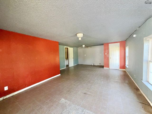 421 N WALL STREET, Iowa Park, TX 76367