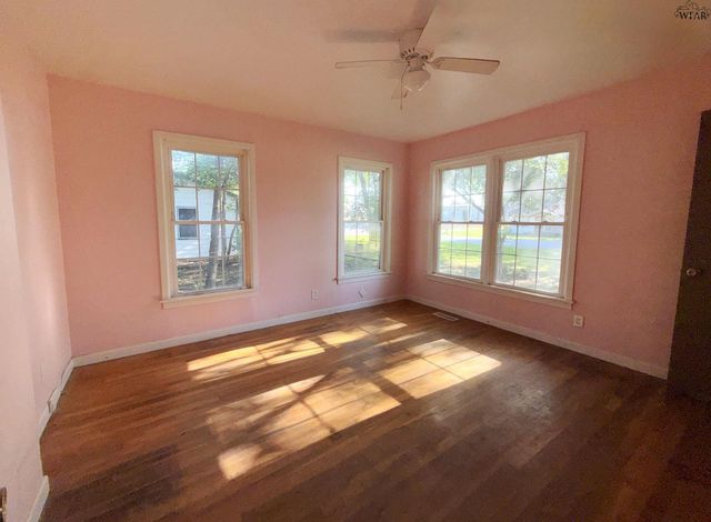 421 N WALL STREET, Iowa Park, TX 76367