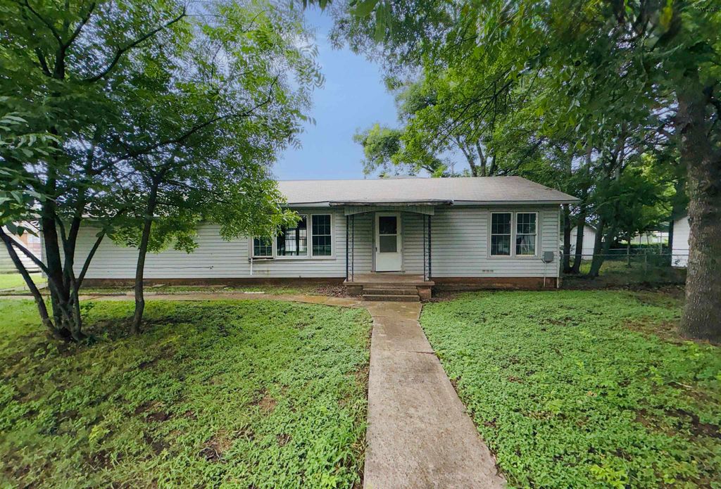 421 N WALL STREET, Iowa Park, TX 76367