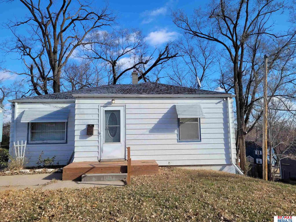 7205 North Ridge Drive, Omaha, NE 68112