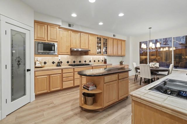 3835 Deer Ridge Ln, Auburn, CA 95602