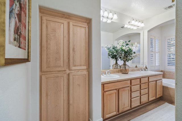 3835 Deer Ridge Ln, Auburn, CA 95602