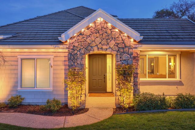 3835 Deer Ridge Ln, Auburn, CA 95602